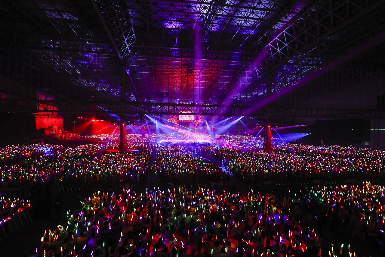 ももいろクローバーZ「ももいろクリスマス2016 ～真冬のサンサンサマータイム～」12月24日公演の様子。（Photo by HAJIME KAMIIISAKA+Z）