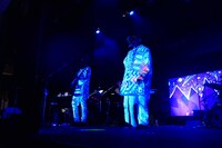 「『Over The Rainbowツアー』～福岡 クレイジーワンダーパレス～」の様子。（提供：ポニーキャニオン）