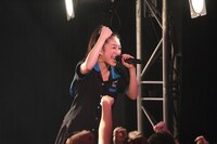 額を見せる岡本真依。（撮影：オオタシンイチロウ）