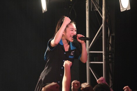 額を見せる岡本真依。（撮影：オオタシンイチロウ）