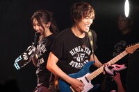 左から谷尾桜子、上原子友康。（撮影：オオタシンイチロウ）