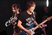 左から谷尾桜子、上原子友康。（撮影：オオタシンイチロウ）