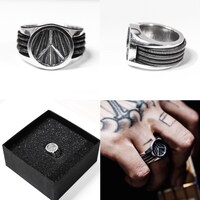 KenKenが使用したベースの弦を使用した指輪デザイン。