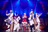 アルスマグナと宮澤佐江（中央）。（Photo by NAITO）