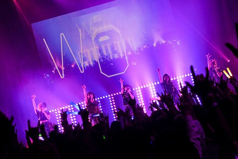 妄想キャリブレーション「君に魅せたい！妄キャリが贈る今夜かぎりの…ULTRA MOSO ∞ PARTY!!!!!!」の様子。（撮影：BOZO）