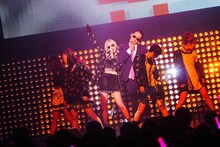 ヴィンテージ武井と共に新曲「PERFECT WOMAN」を披露する妄想キャリブレーション。（撮影：BOZO）