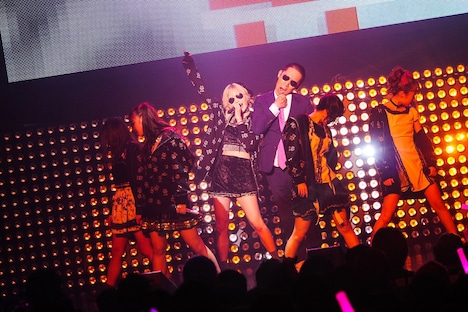 ヴィンテージ武井と共に新曲「PERFECT WOMAN」を披露する妄想キャリブレーション。（撮影：BOZO）