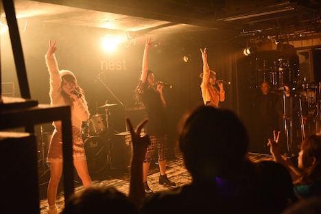 田中れいな（LoVendoЯ）、和田彩花（アンジュルム）、高橋愛によるライブの様子。