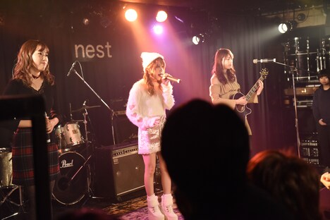 LoVendoЯによるライブの様子。