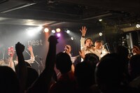 DOMINO88によるライブの様子。