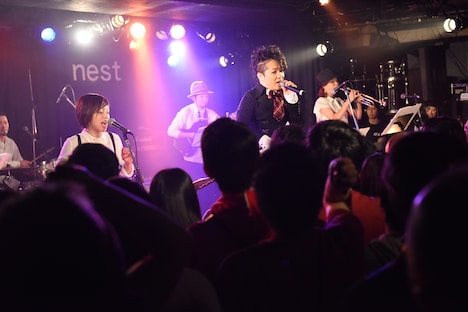 水島大宙（a.k.a TAKA）によるライブの様子。