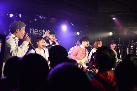 JOYZによるライブの様子。