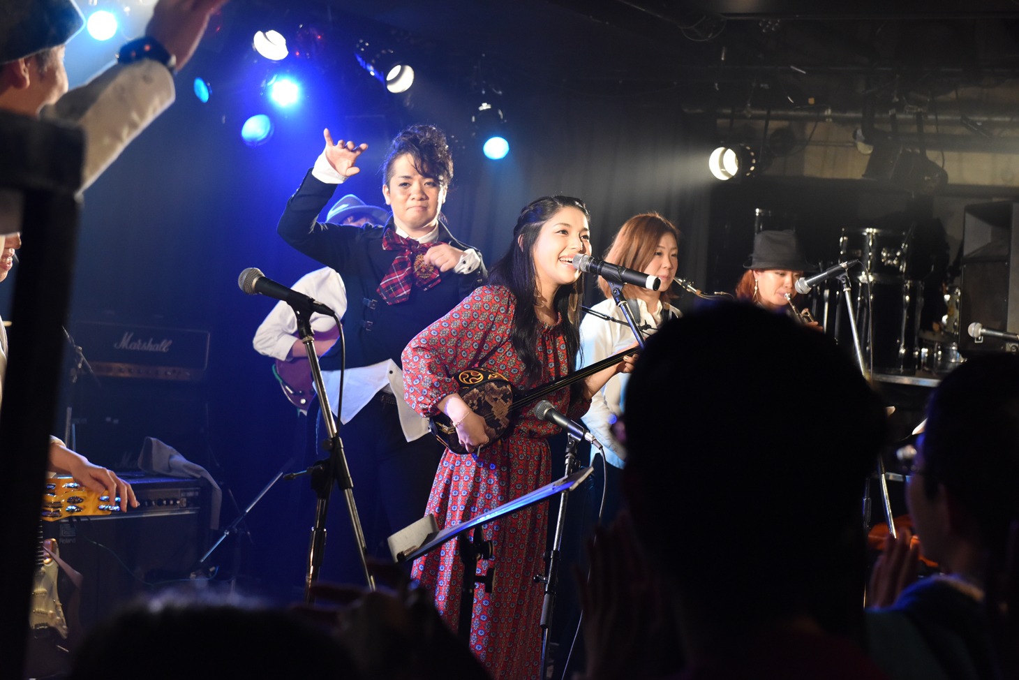 城南海によるライブの様子。