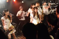 LinQによるライブの様子。