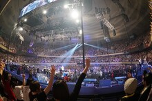 UVERworld「UVERworld ARENA TOUR 2016」12月25日の東京・日本武道館公演の様子。