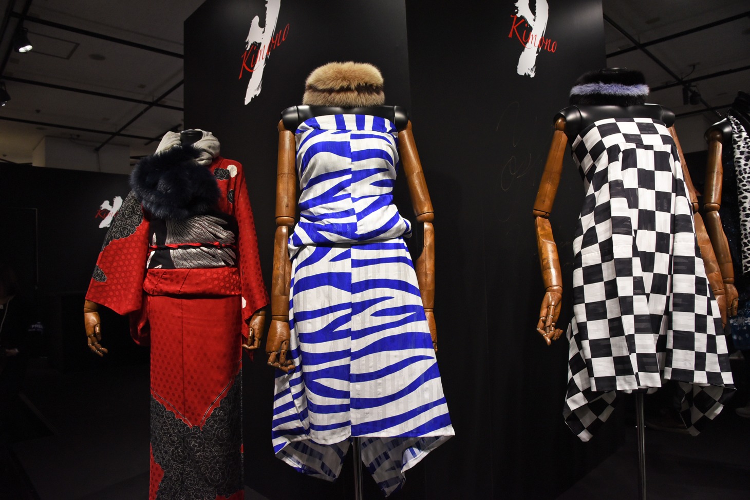 「YOSHIKIMONO ～魅惑のドレスキモノ～」展示物