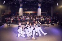 12月25日に東京・shibuya duo MUSIC EXCHANGEで行われた「CODE-V X'mas LIVE TOUR ～ミラクル あいら冬～▽もりあがるんば 2016～」（▽はハートマーク）の最終公演の様子。（撮影：堂園博之）