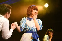 清竜人（左）から手の甲にキスされてれる清咲乃（中央）。