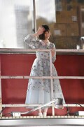 バルコニーでお手振りする島崎遥香。(c)AKS