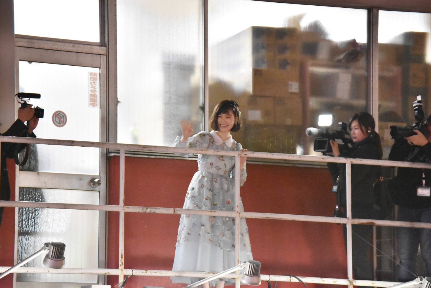 バルコニーでお手振りする島崎遥香。(c)AKS