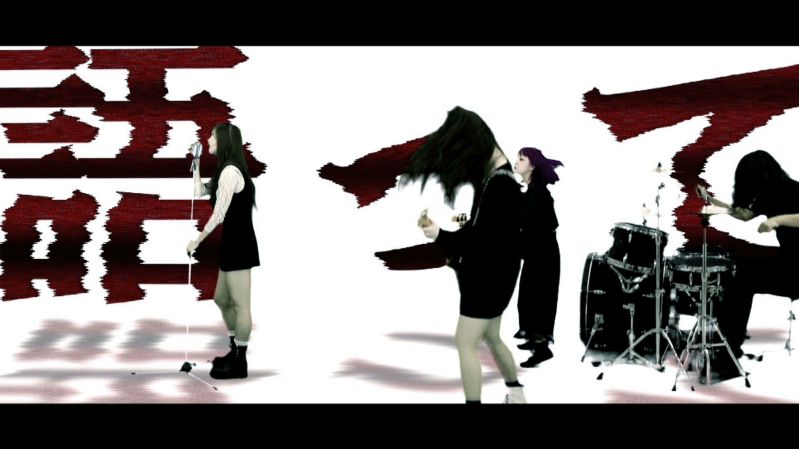 Brats「アイニコイヨ」のミュージックビデオのワンシーン。