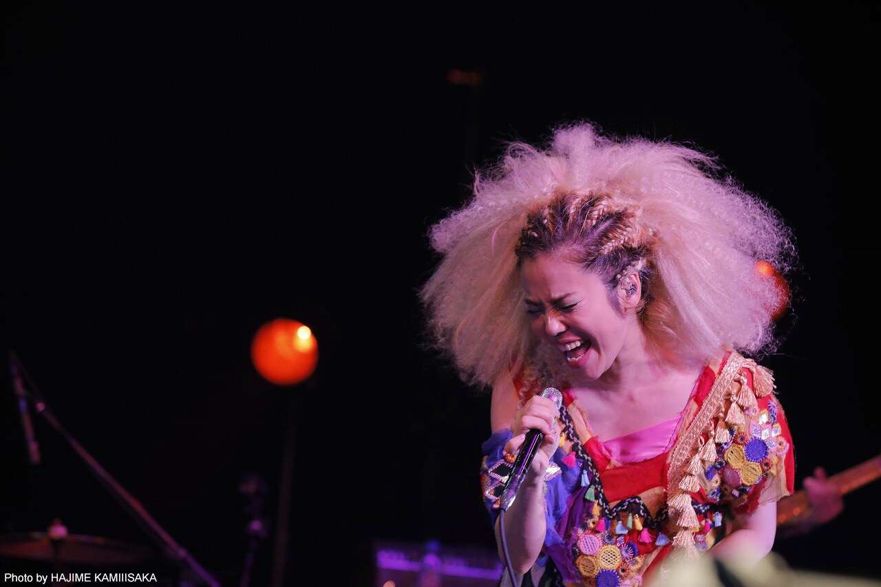 Chara25周年ツアー最終公演をWOWOWで、YEN TOWN BANDのライブ映像も