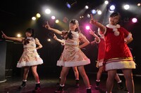 桜エビ～ず「クリスマスワンマンライブ『～もっともっと！サンタエビ～ず！～』」東京・原宿アストロホール公演の様子。（写真提供：スターダストプロモーション）