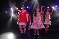 桜エビ～ず「クリスマスワンマンライブ『～もっともっと！サンタエビ～ず！～』」東京・原宿アストロホール公演の様子。
