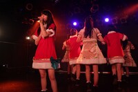桜エビ～ず「クリスマスワンマンライブ『～もっともっと！サンタエビ～ず！～』」東京・原宿アストロホール公演の様子。