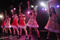 桜エビ～ず「クリスマスワンマンライブ『～もっともっと！サンタエビ～ず！～』」東京・原宿アストロホール公演の様子。（写真提供：スターダストプロモーション）
