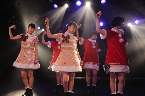 桜エビ～ず「クリスマスワンマンライブ『～クリ年会。冬眠なんかするもんか～』」東京・原宿アストロホール公演の様子。（写真提供：スターダストプロモーション）