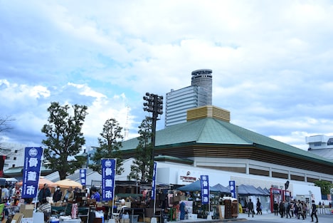 JR両国駅前から見た両国国技館。