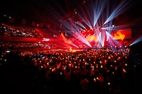 真っ赤に染め上げられた両国国技館。（撮影：鈴木健太、大杉明彦）