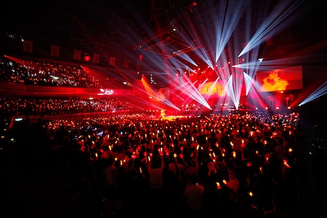 真っ赤に染め上げられた両国国技館。（撮影：鈴木健太、大杉明彦）