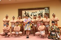 開演前に行われた囲み取材の様子。（撮影：鈴木健太、大杉明彦）