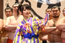 上坂すみれとドスコイダンサーズ。