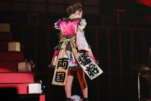 スタイリスト佐野夏水が手がけた、上坂すみれ曰く「ダサ漢字シリーズ」衣装。（撮影：鈴木健太、大杉明彦）