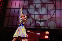 拳を突き上げる上坂すみれ。（撮影：鈴木健太、大杉明彦）