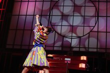 拳を突き上げる上坂すみれ。（撮影：鈴木健太、大杉明彦）