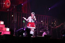 サンタ衣装に着替えた上坂すみれ。（撮影：鈴木健太、大杉明彦）