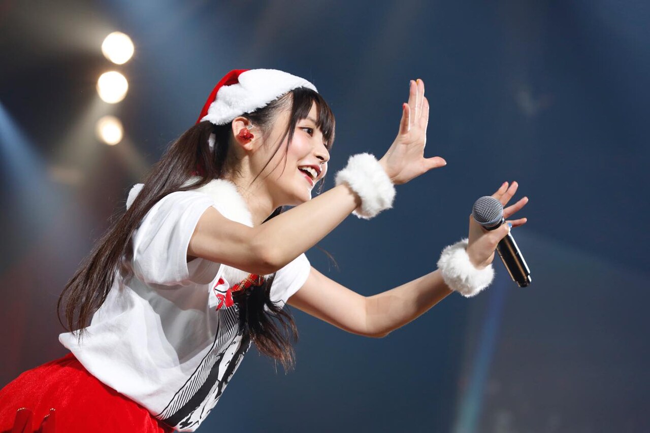 同志たちに手を振る上坂サンタ。 - スペクラの赤い衝撃・上坂すみれ