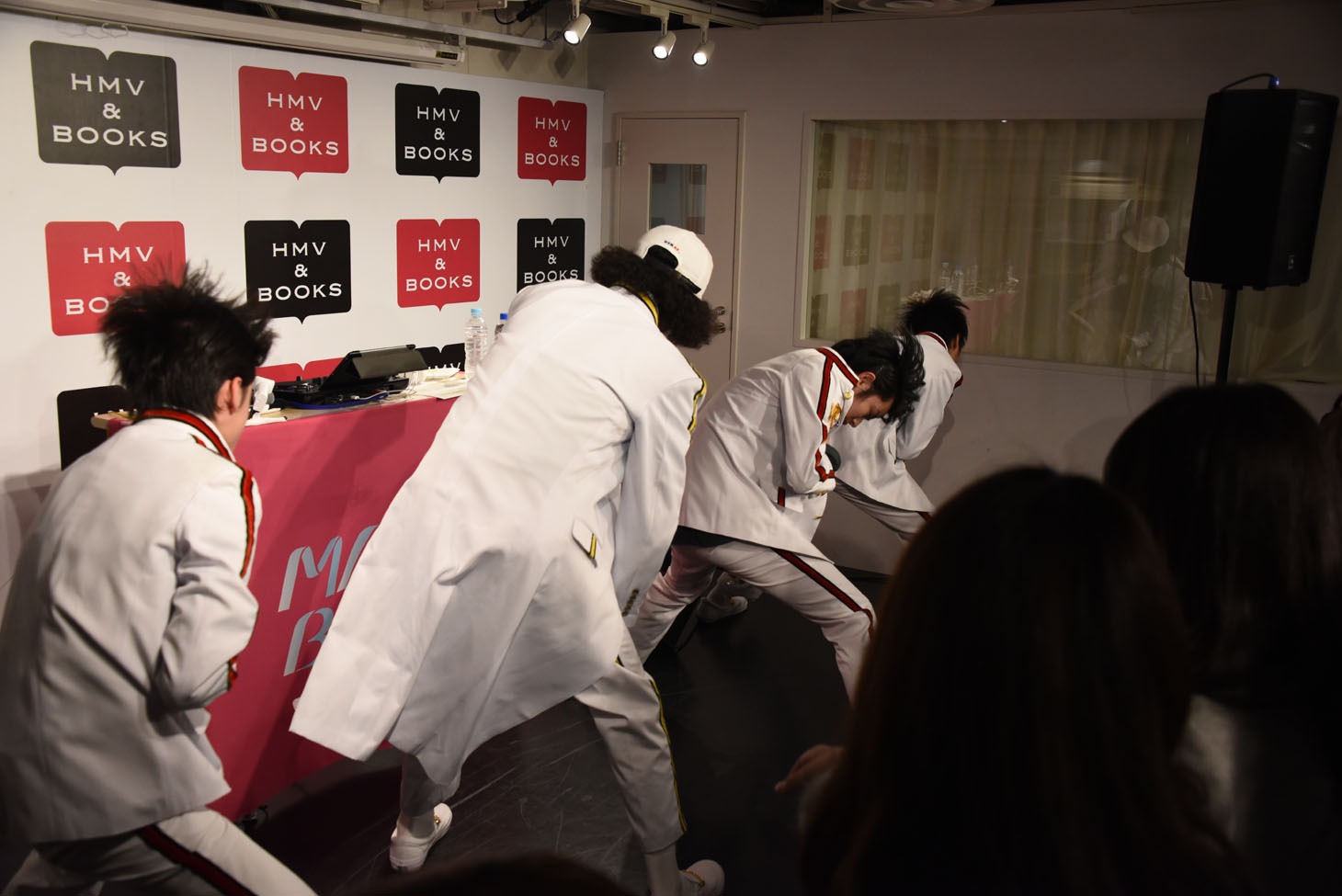「illson」でヘッドバンギングをするMAGiC BOYZ。
