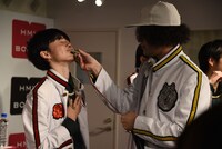 リュウト（左）にホイッスルをくわえさせるZEN-LA-ROCK（右）。