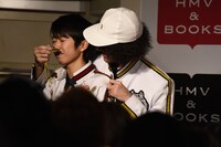 トーマ（左）にホイッスルの匂いを嗅がせるZEN-LA-ROCK（右）。