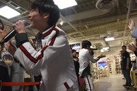 フロアに下りてファンを煽る（左から）リュウト、マヒロ。