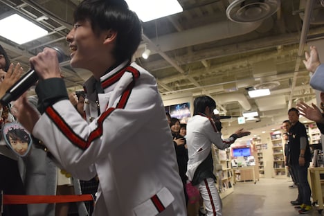 フロアに下りてファンを煽る（左から）リュウト、マヒロ。