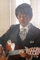 特殊メイクで老紳士になった山崎まさよし。