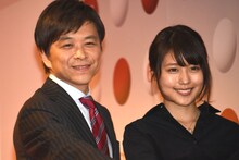「第67回NHK紅白歌合戦」総合司会を務める武田真一アナウンサーと紅組司会の有村架純。
