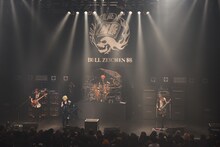 BULL ZEICHEN 88「BULL ZEICHEN 88円　～おごるぜマジで～」東京・Zepp DiverCity TOKYO公演の様子。