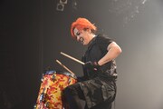 ステージ前方でタムを叩くパフォーマンスを披露する淳士（Dr）。